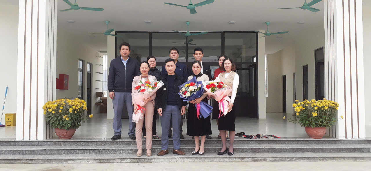 Thăm và tặng hoa tại trạm y tế nhân ngày thầy thuốc Việt Nam( 27/2)