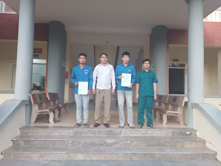 Tuổi trẻ xã Quang Chiểu viết đơn tham gia nghĩa vụ quân sự bảo vệ tổ quốc.