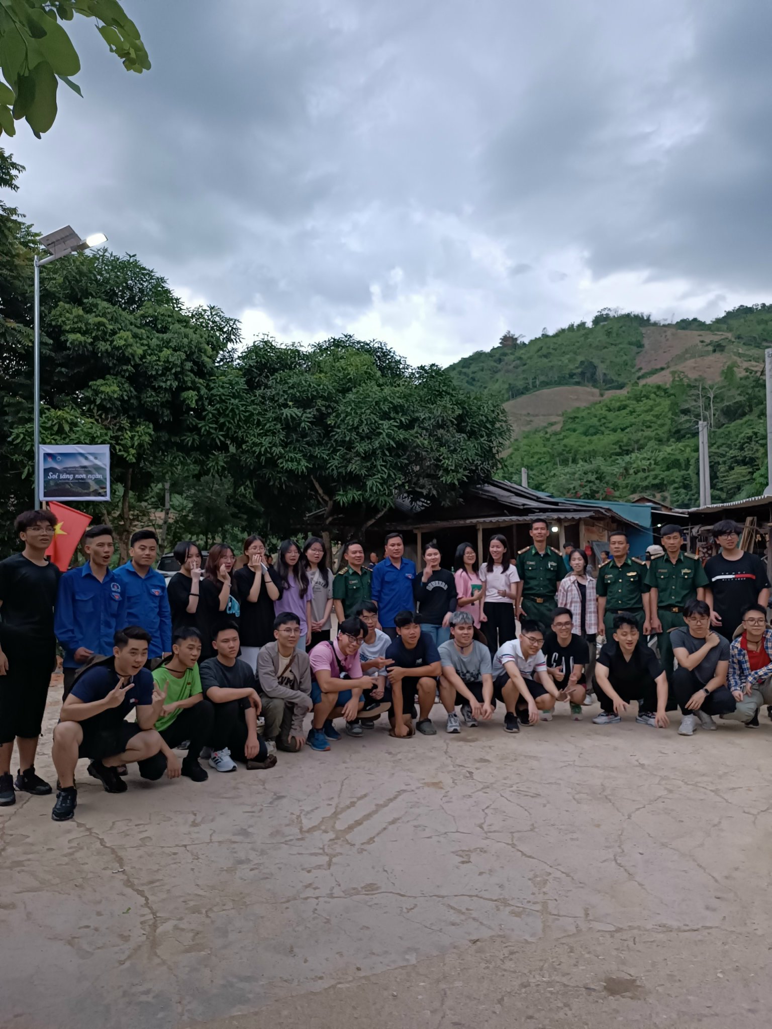 Công trình thanh niên tuyến đèn điện năng lượng mặt trời và đường cờ Tổ quốc  Soi sáng non ngàn