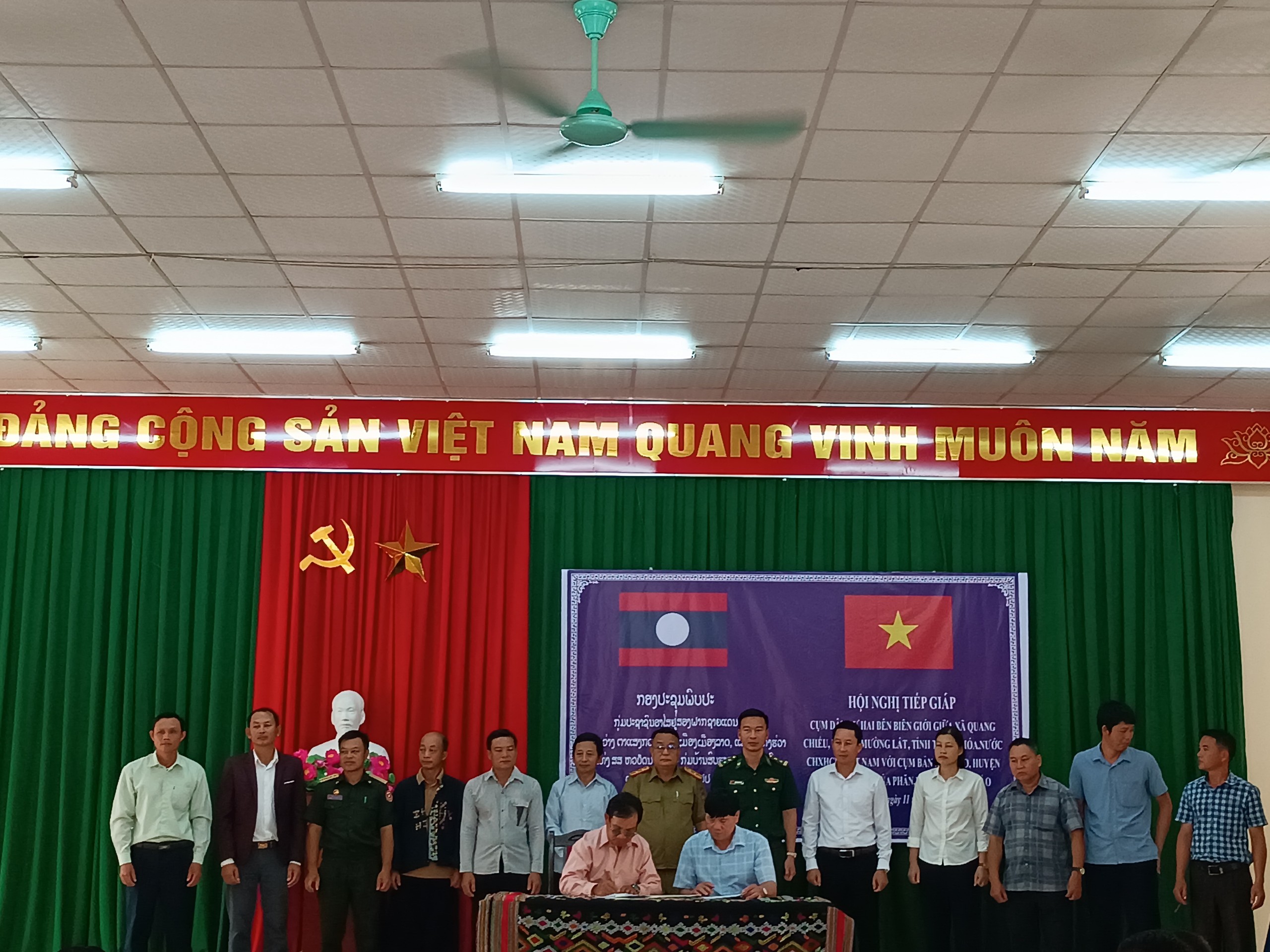HN giao ban tiếp giáp giữa các Bản giáp biên giới của xã Quang Chiểu, huyện Mường Lát, tỉnh Thanh Hóa với các Bản giáp Biên giới của Cụm bản Sốp Hào, huyện Sộp Bâu, tỉnh Hủa Phăn, Lào.