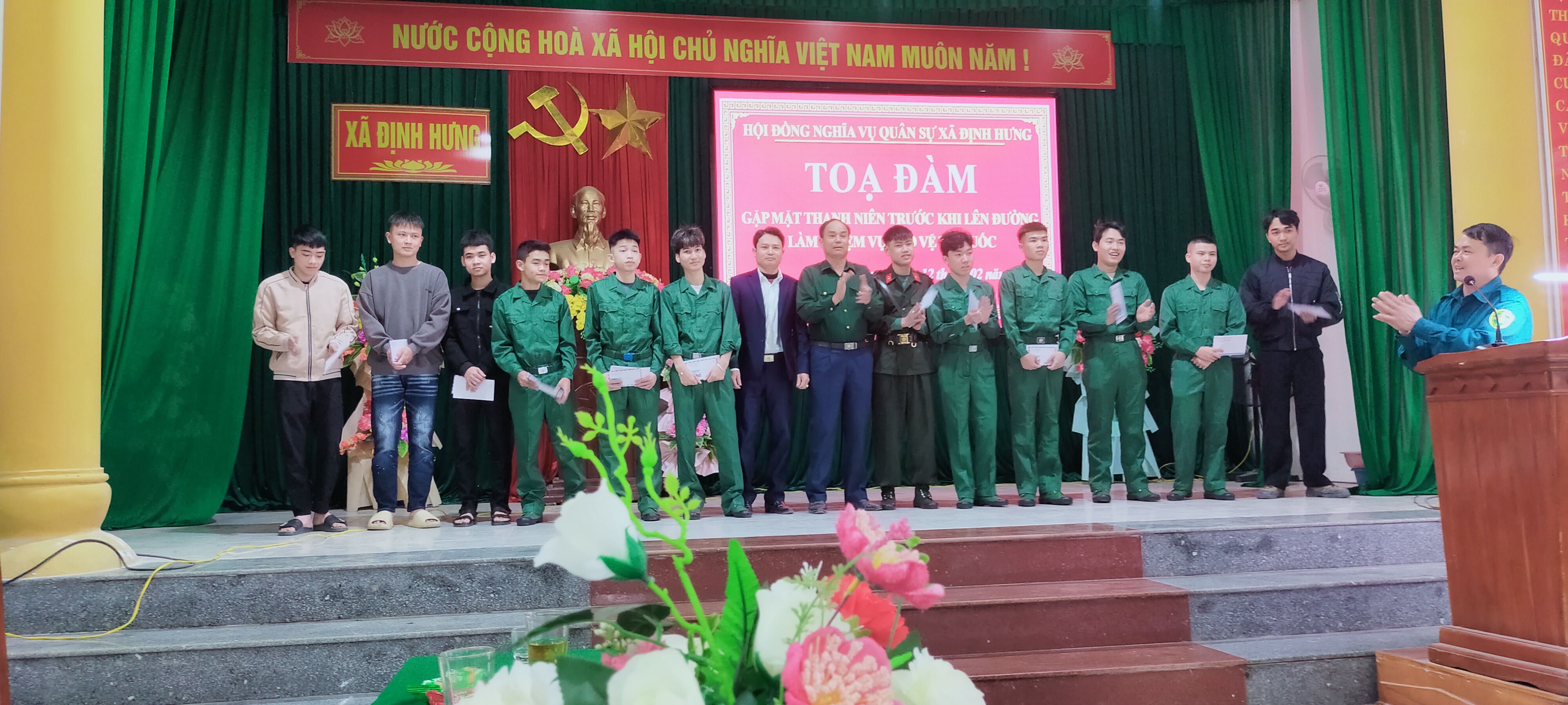 TOẠ ĐÀM GẶP MẶT THANH NIÊN TRƯỚC KHI LÊN ĐƯỜNG LÀM NHIỆM VỤ BẢO VỆ TỔ QUỐC