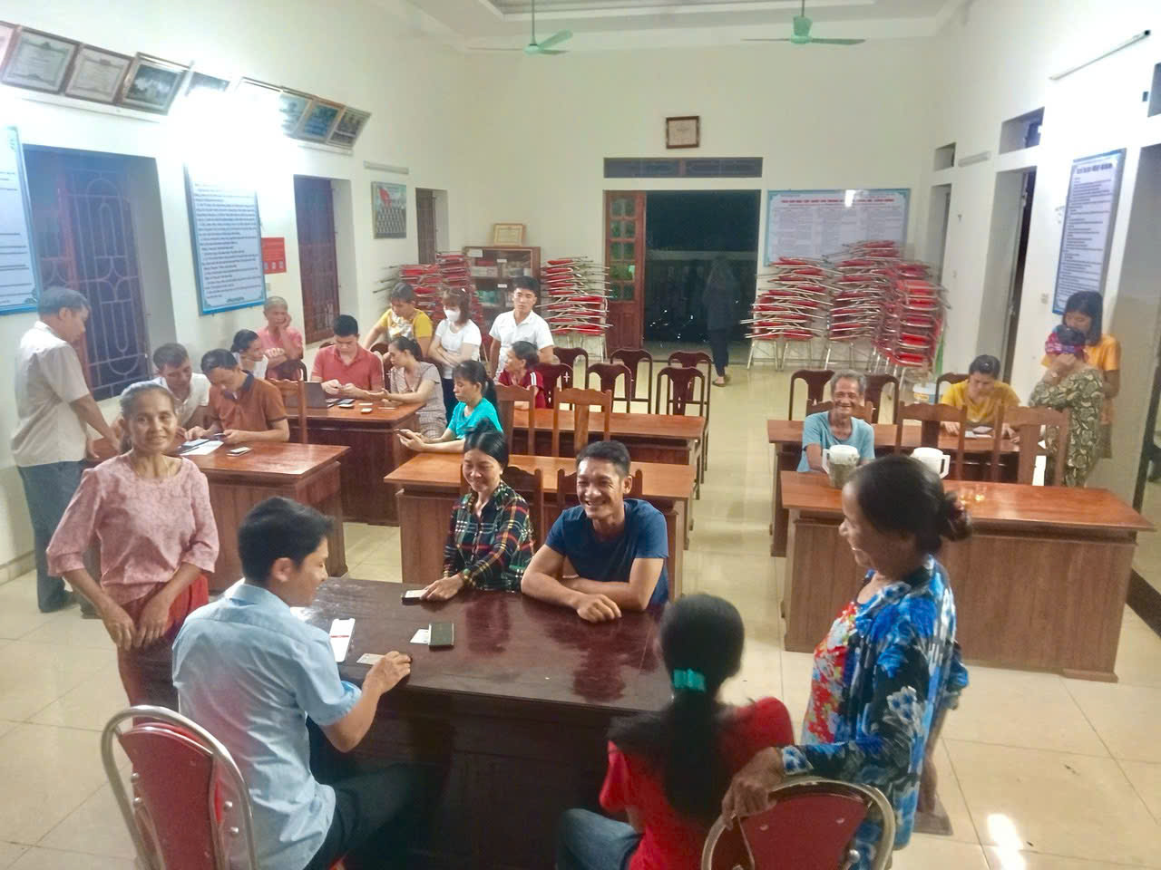 Hội Cựu Chiến binh phối hợp với Công an và các tổ chức đoàn thể xã tuyên truyền, hướng dẫn người dân cài đặt ứng dụng VneID và kích hoạt tài khoản định danh điện tử.