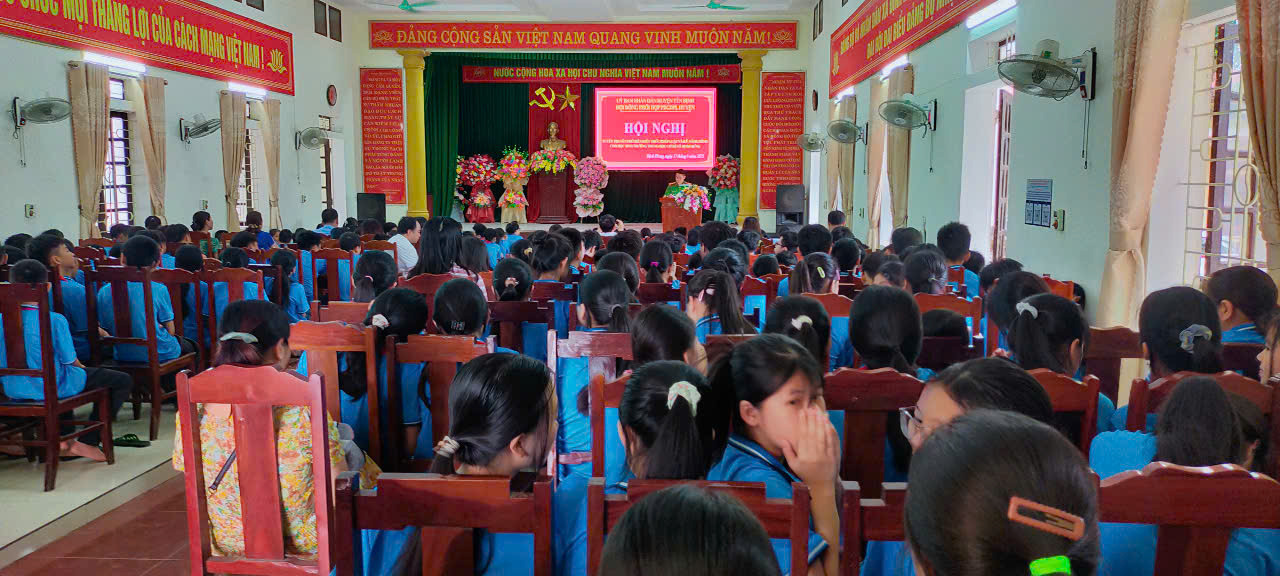 HỘI NGHỊ TUYÊN TRUYỀN PHỔ BIẾN KIẾN THỨC PHÁP LUẬT VÀ KỸ NĂNG SỐNG CHO HỌC SINH TRƯỜNG THCS XÃ ĐỊNH HƯNG