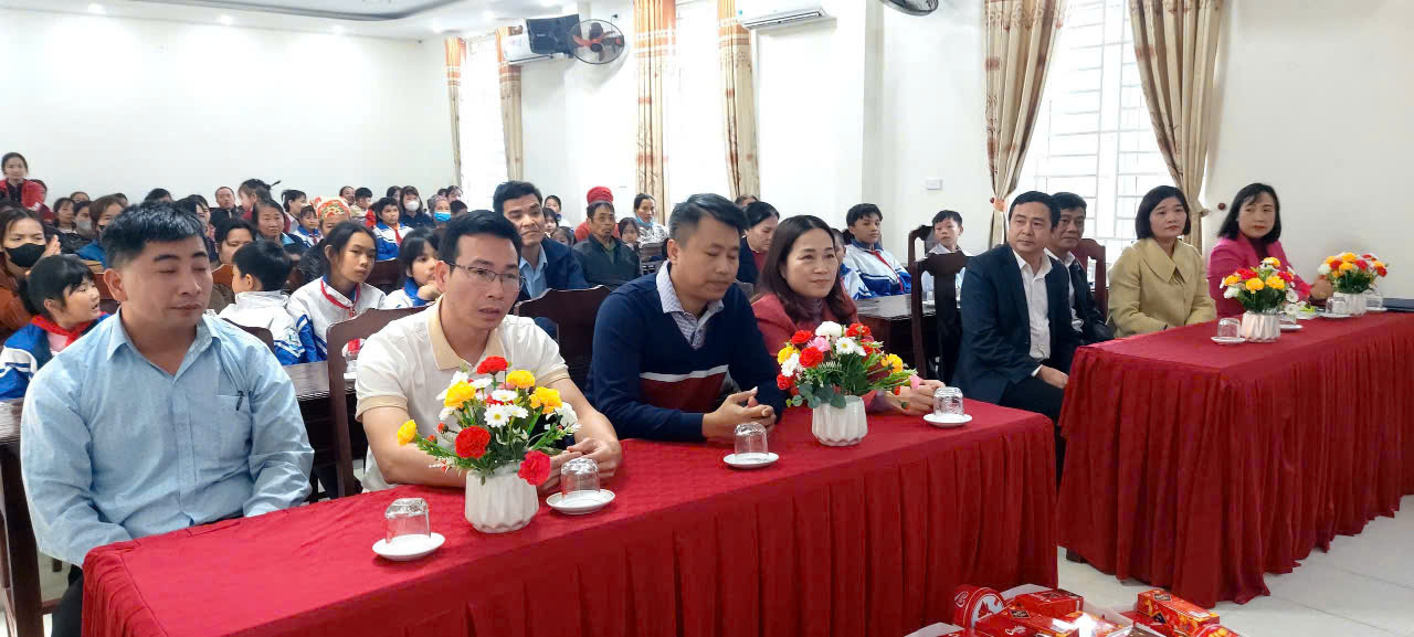 Chiều 19/01/2025.UBND xã Yên Phú Phối hợp với Quỹ Bảo trợ trẻ em Việt Nam tỉnh Thanh Hóa về tổ chức trao tặng quà tết cho trẻ em có hoàn cảnh đặc biệt  khó khăn nhân dịp Tết Nguyên đán Ất Tỵ 2025.