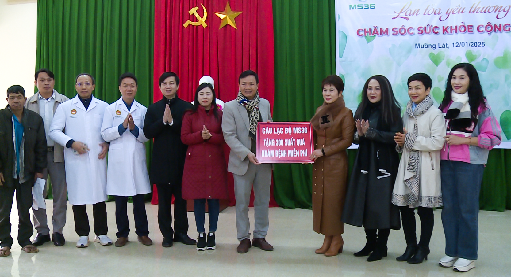 Tặng quà, khám bệnh và phát thuốc miễn phí cho nhân dân huyện Mường Lát
