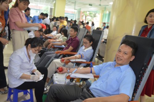 Cán bộ Trung tâm Kiểm soát bênh tật Thanh Hóa tham gia chương trình hiến máu tình nguyện Giọt hồng blu trắng năm 2024