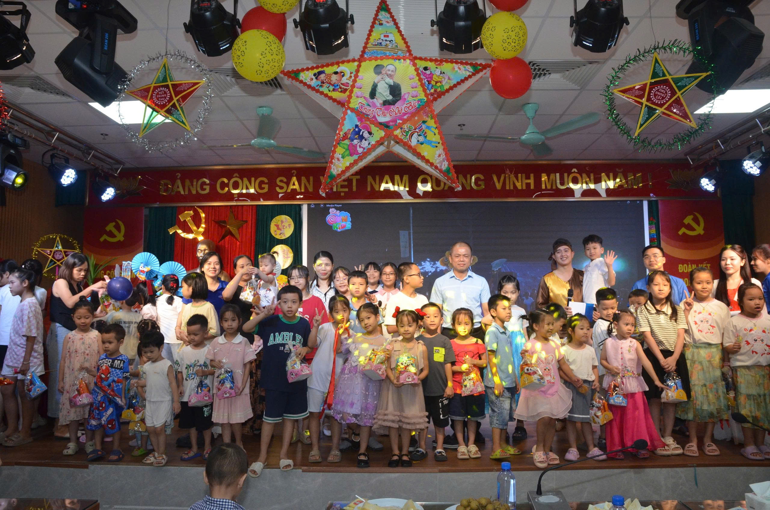 TRUNG TÂM KIỂM SOÁT BỆNH TẬT TỈNH THANH HÓA TỔ CHỨC VUI TẾT TRUNG THU CHO CÁC CHÁU THIẾU NHI