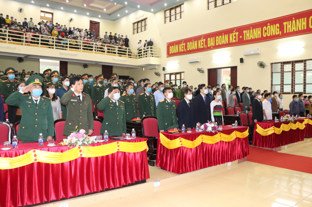 ef8d6faf1abcc32dNghi lễ chào cờ tại lễ giao nhận quân.jpg