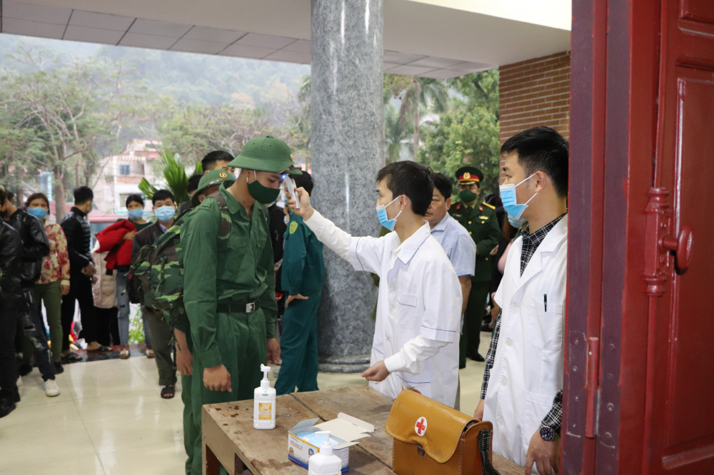 9b082d693cb1d83dCác thanh niên lên đường nhập ngũ được đo thyaan nhiệt truwocs khi vào làm lễ giao nhận quân.jpg