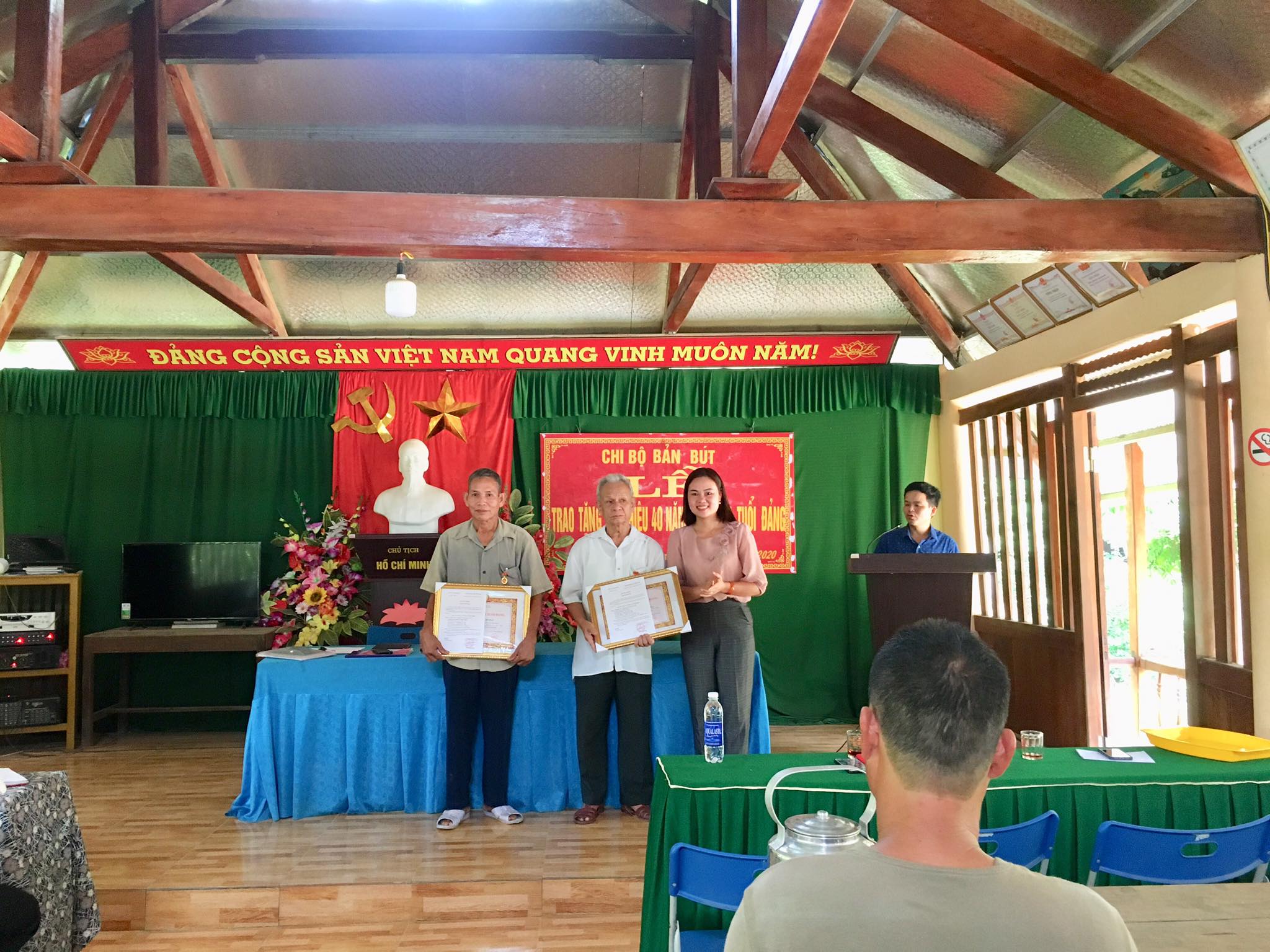 Lế trao tặng huy hiệu Đảng