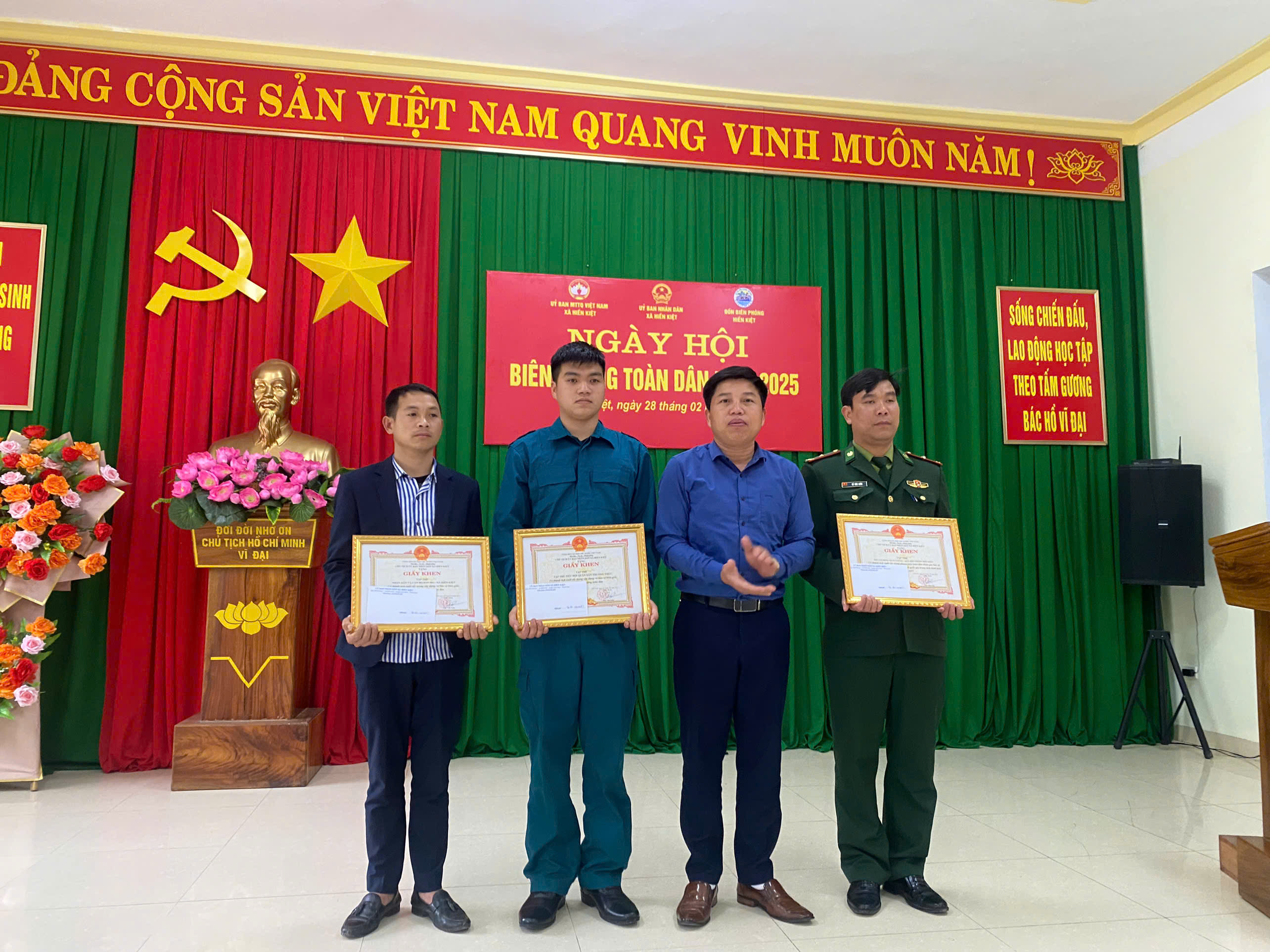 Anh-tin-bai