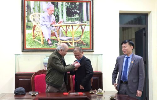 Anh-tin-bai