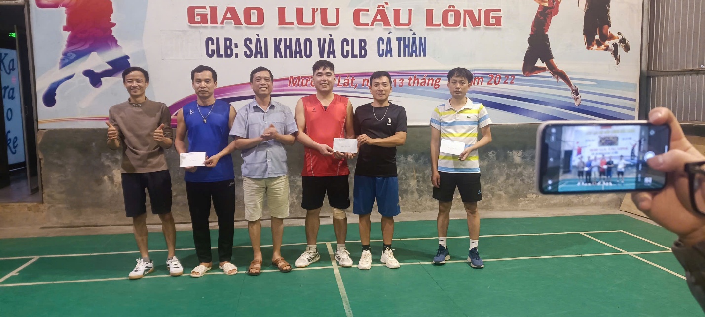 A group of men standing on a court holding papers
AI-generated content may be incorrect.