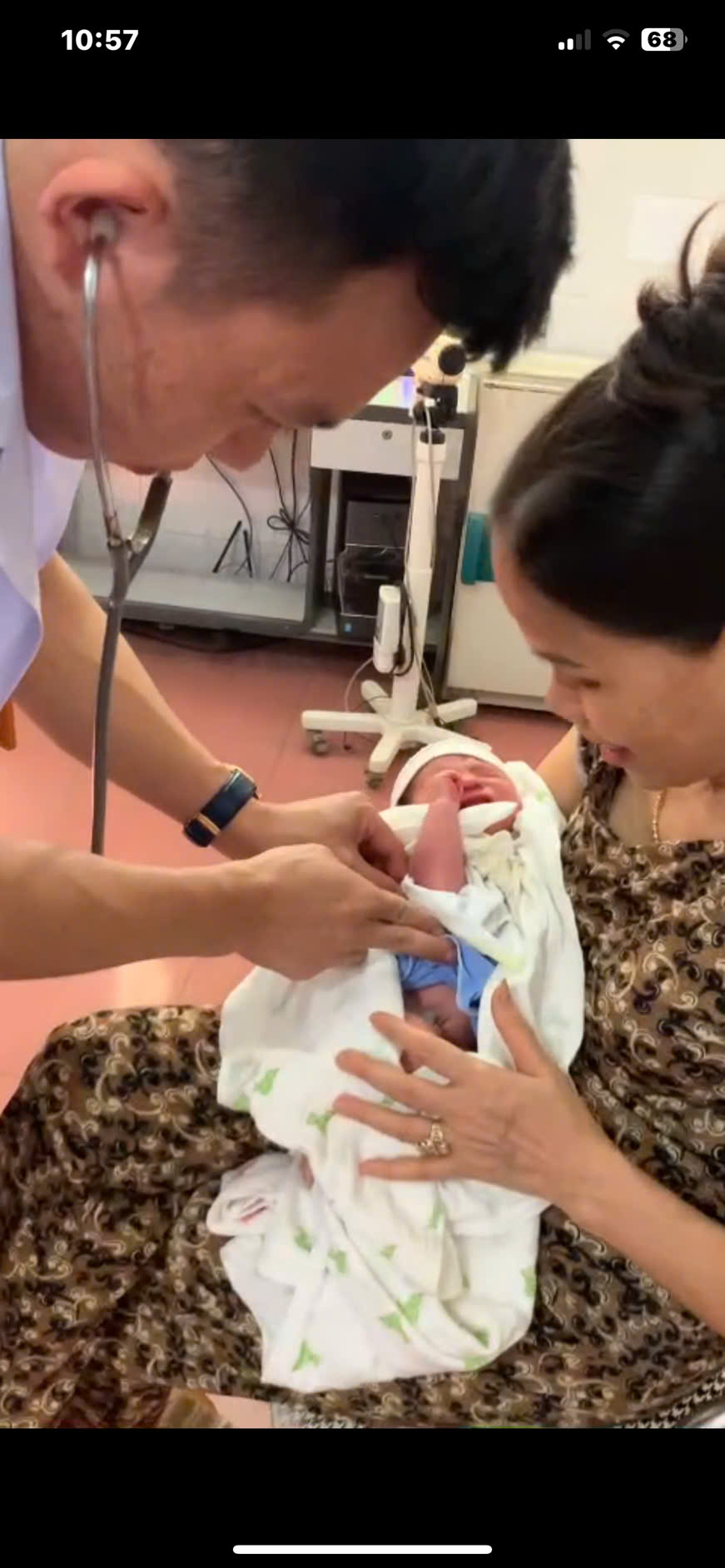 A person holding a baby
AI-generated content may be incorrect.