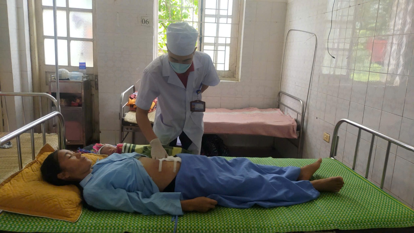 A doctor putting a bandage on a patient's back
AI-generated content may be incorrect.