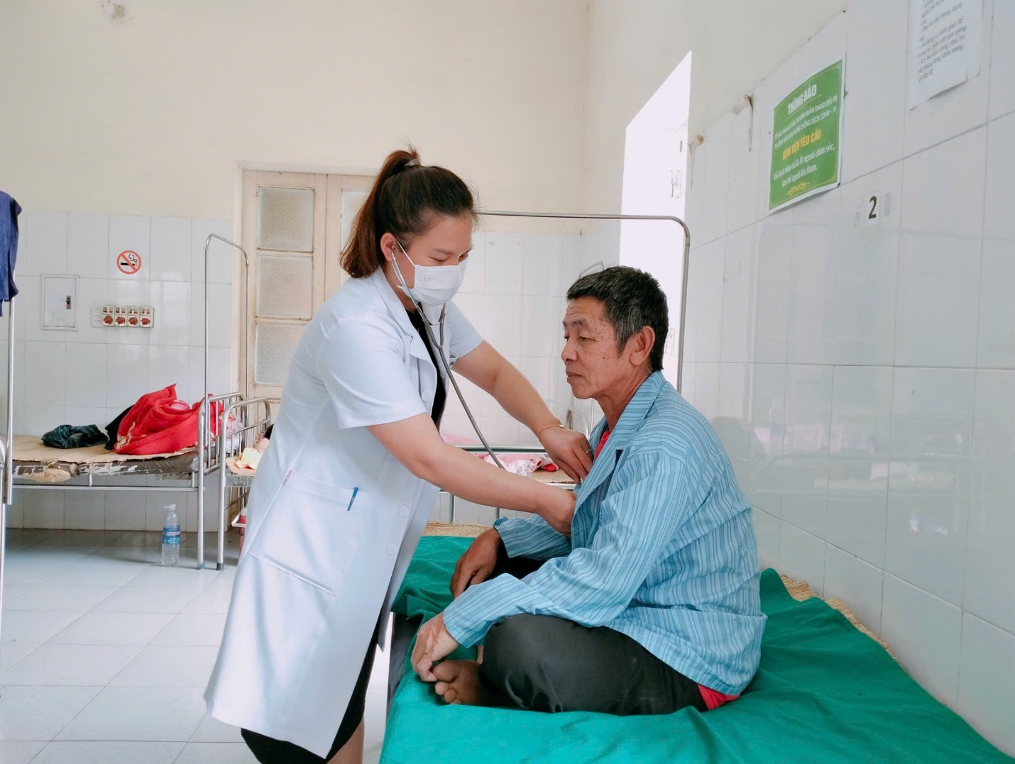 A person in a white coat examining a person
AI-generated content may be incorrect.