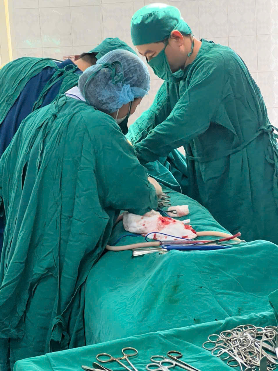 A group of surgeons performing a surgery
AI-generated content may be incorrect.