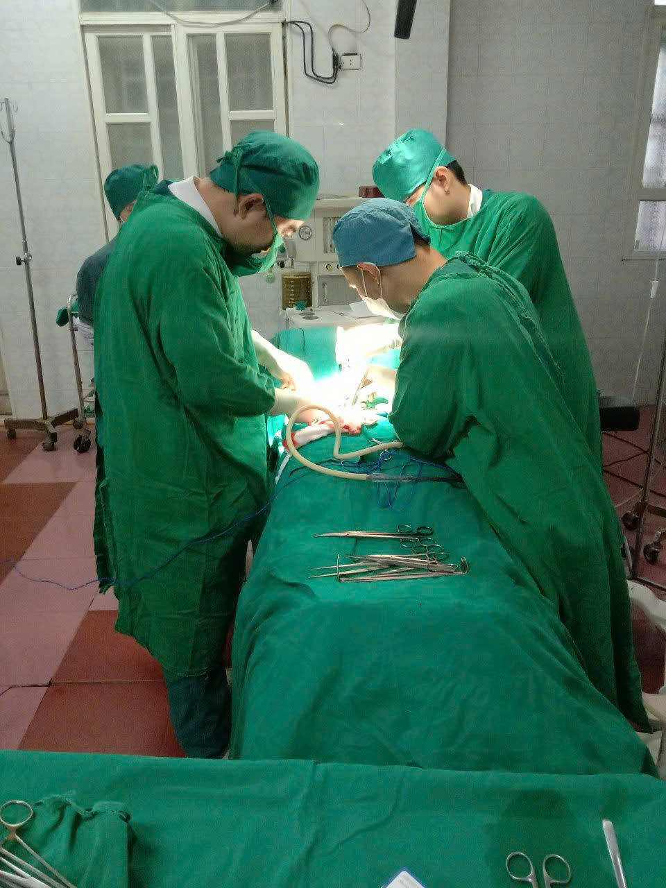 A group of surgeons in a room
AI-generated content may be incorrect.