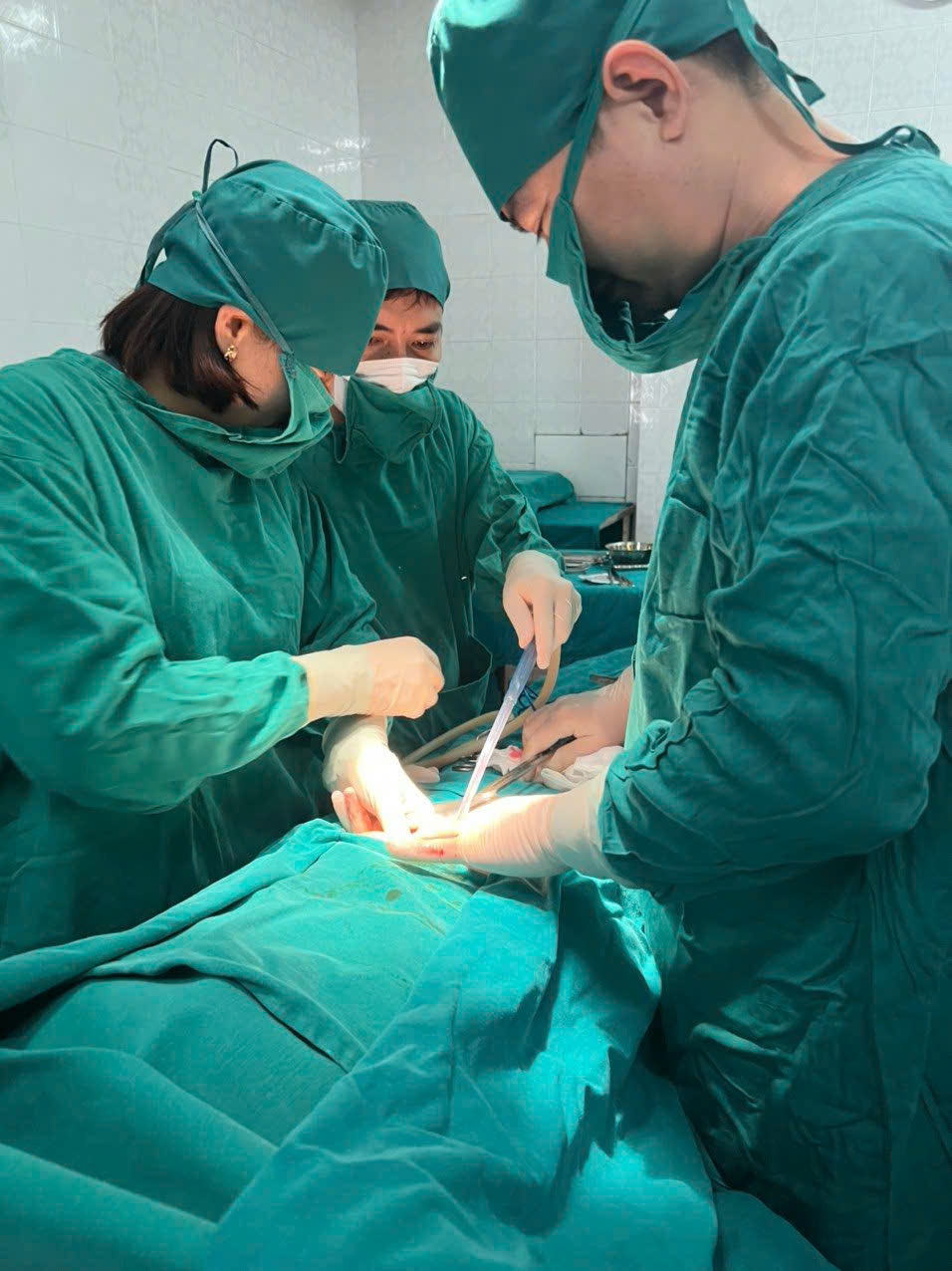 A group of surgeons performing surgery
AI-generated content may be incorrect.