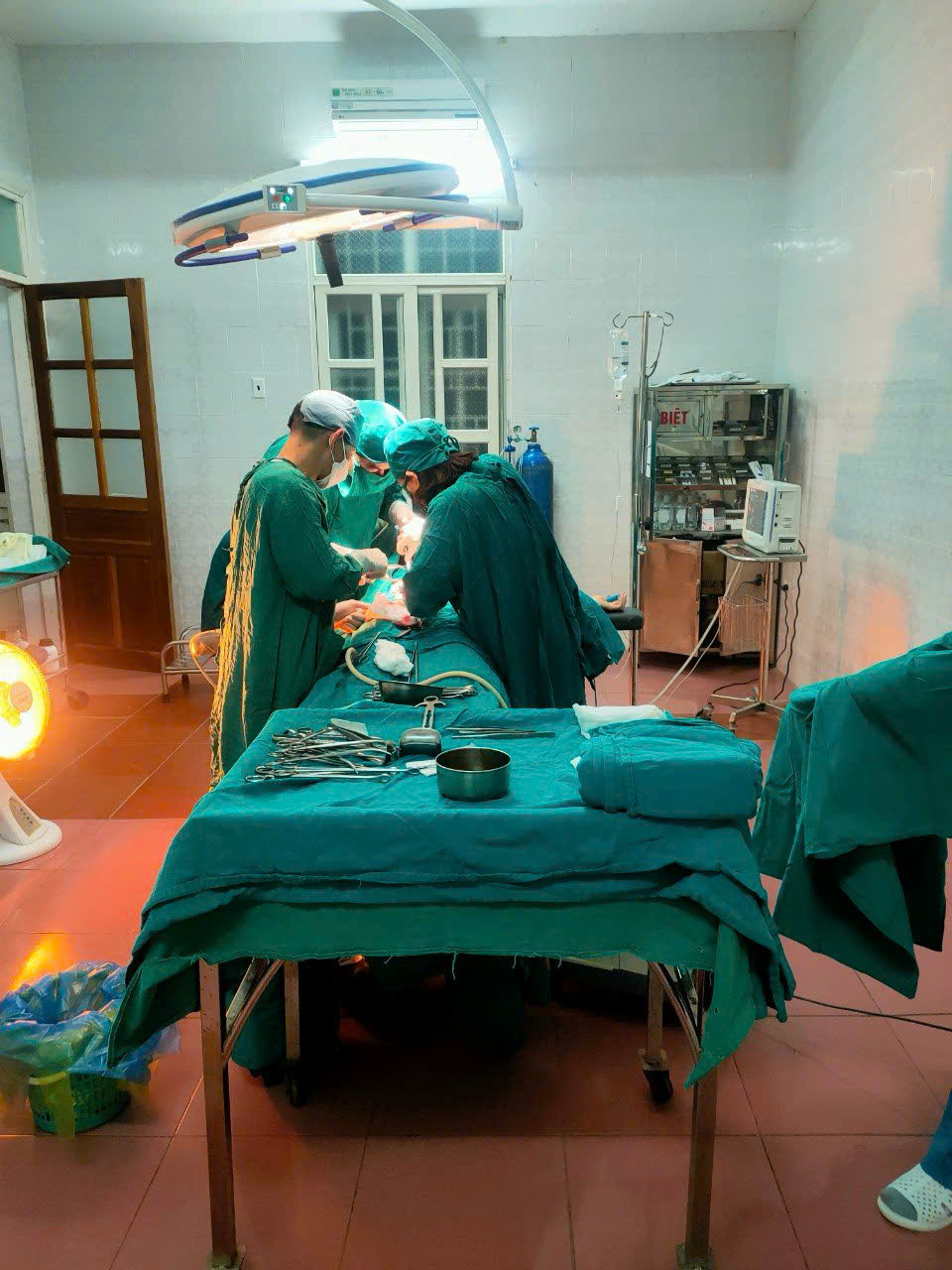 A group of people in a room with surgical equipment
AI-generated content may be incorrect.