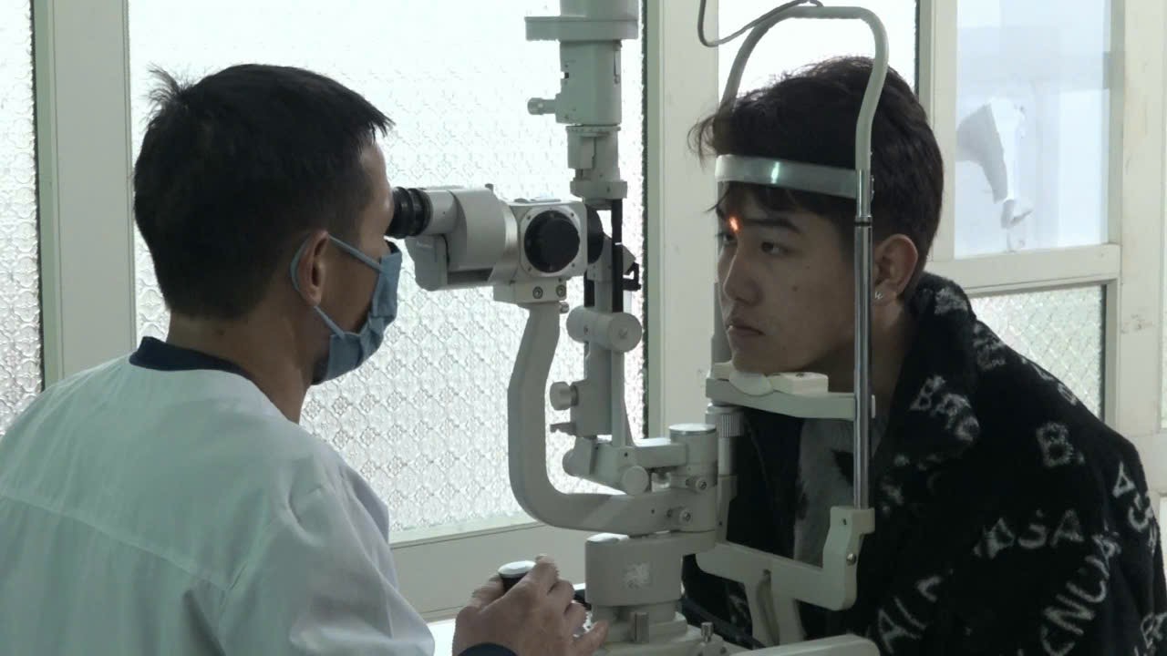 A person looking at a patient's eye
AI-generated content may be incorrect.