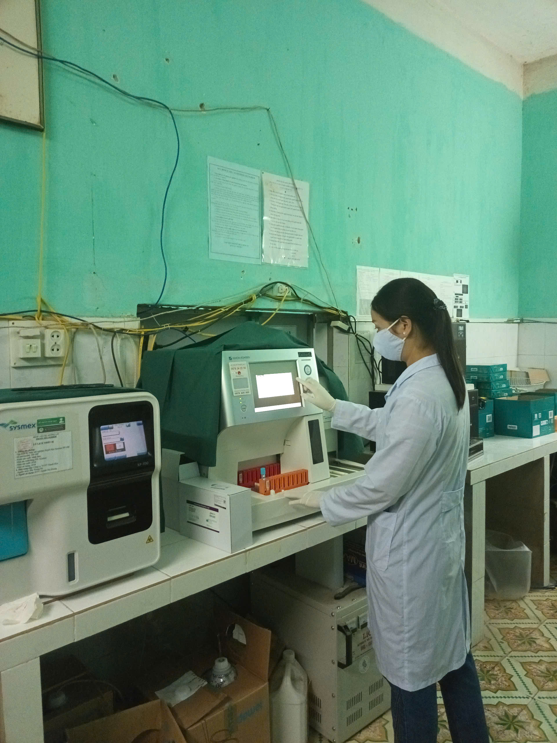 A person wearing a mask and standing in front of a machine
AI-generated content may be incorrect.