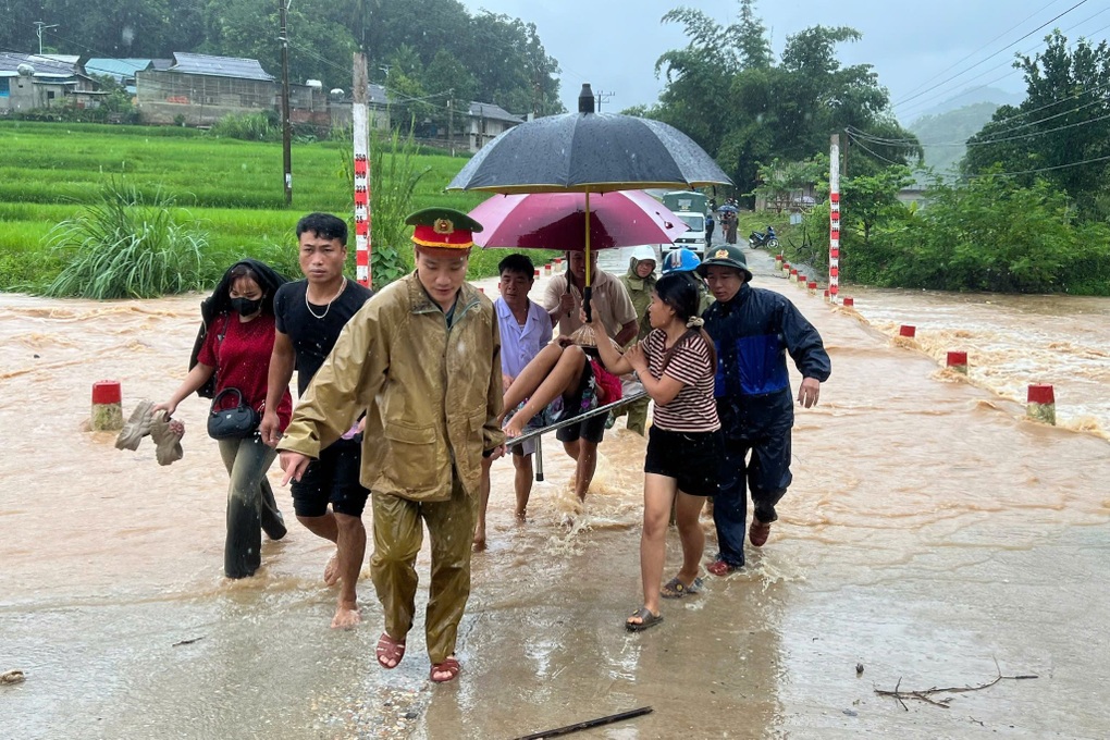 Cán bộ xã cùng công an vượt lũ đưa sản phụ đi sinh - 1