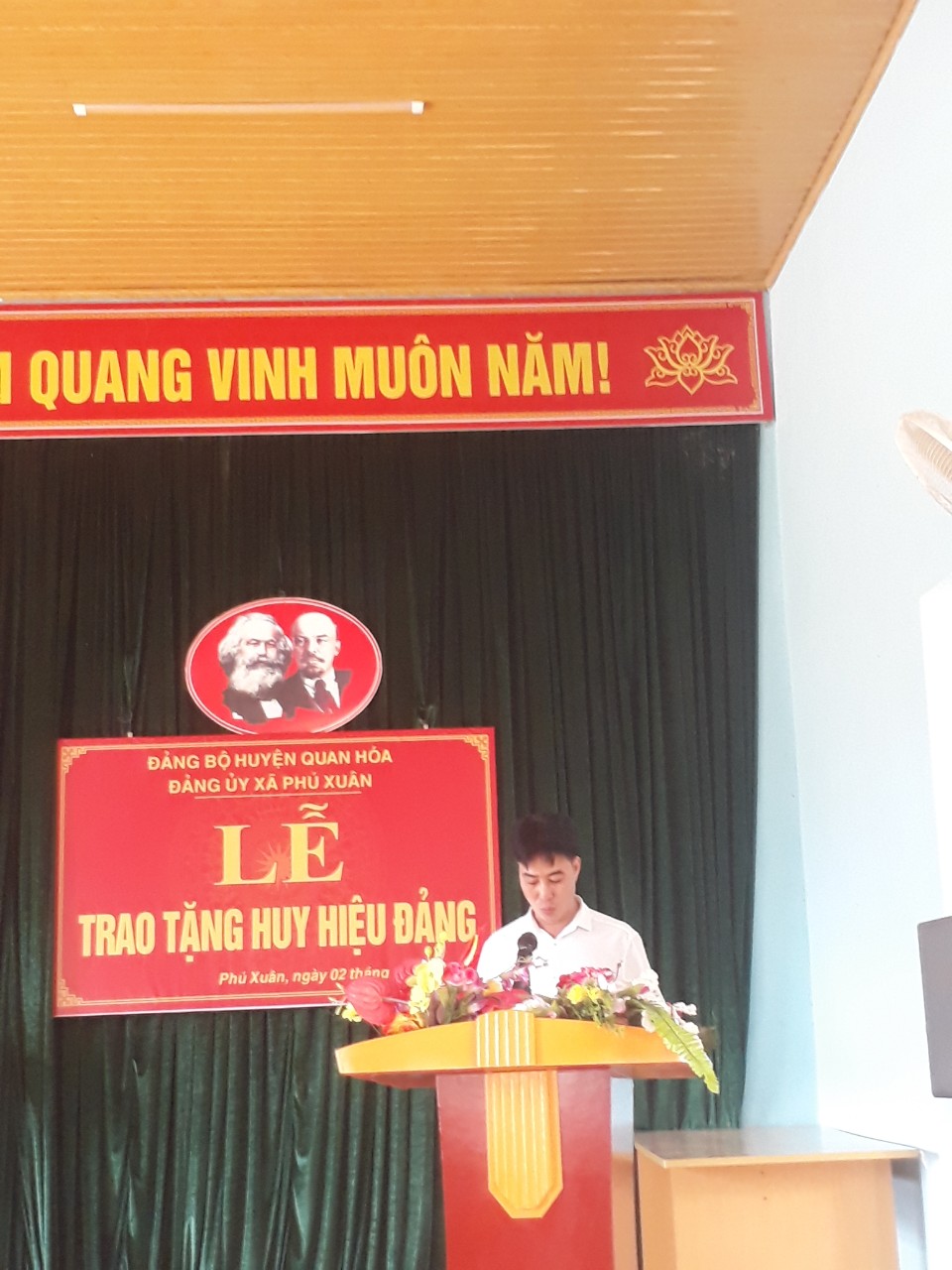 lễ trao huy hiệu.jpg