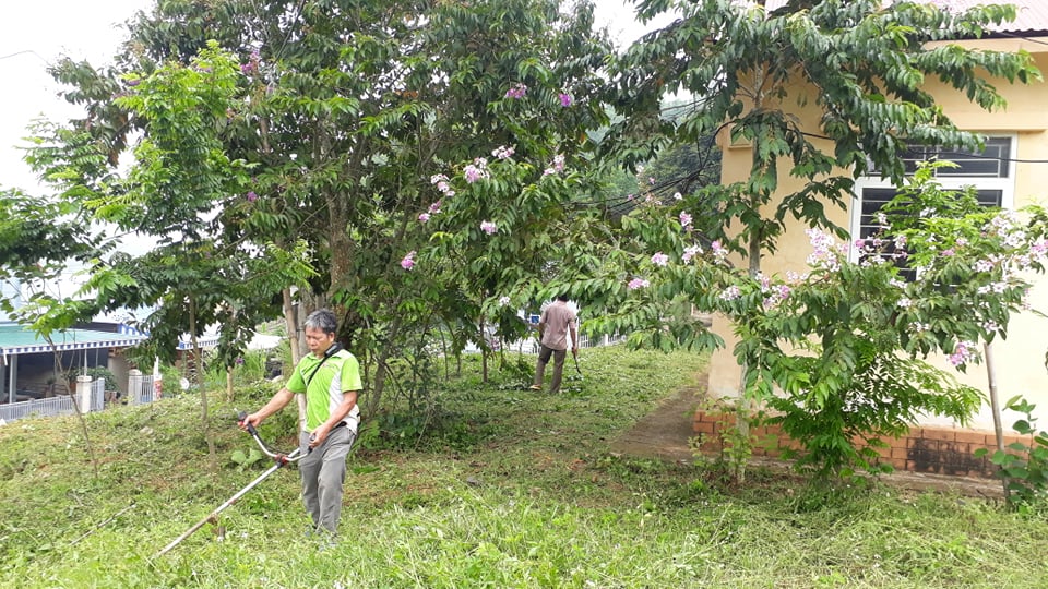 Công đoàn xã Phú Xuân  tổ chức cho cán bộ đoàn viên Công đoàn xã trồng,chăm sóc hoa và làm vệ sinh ở khu Công sở.