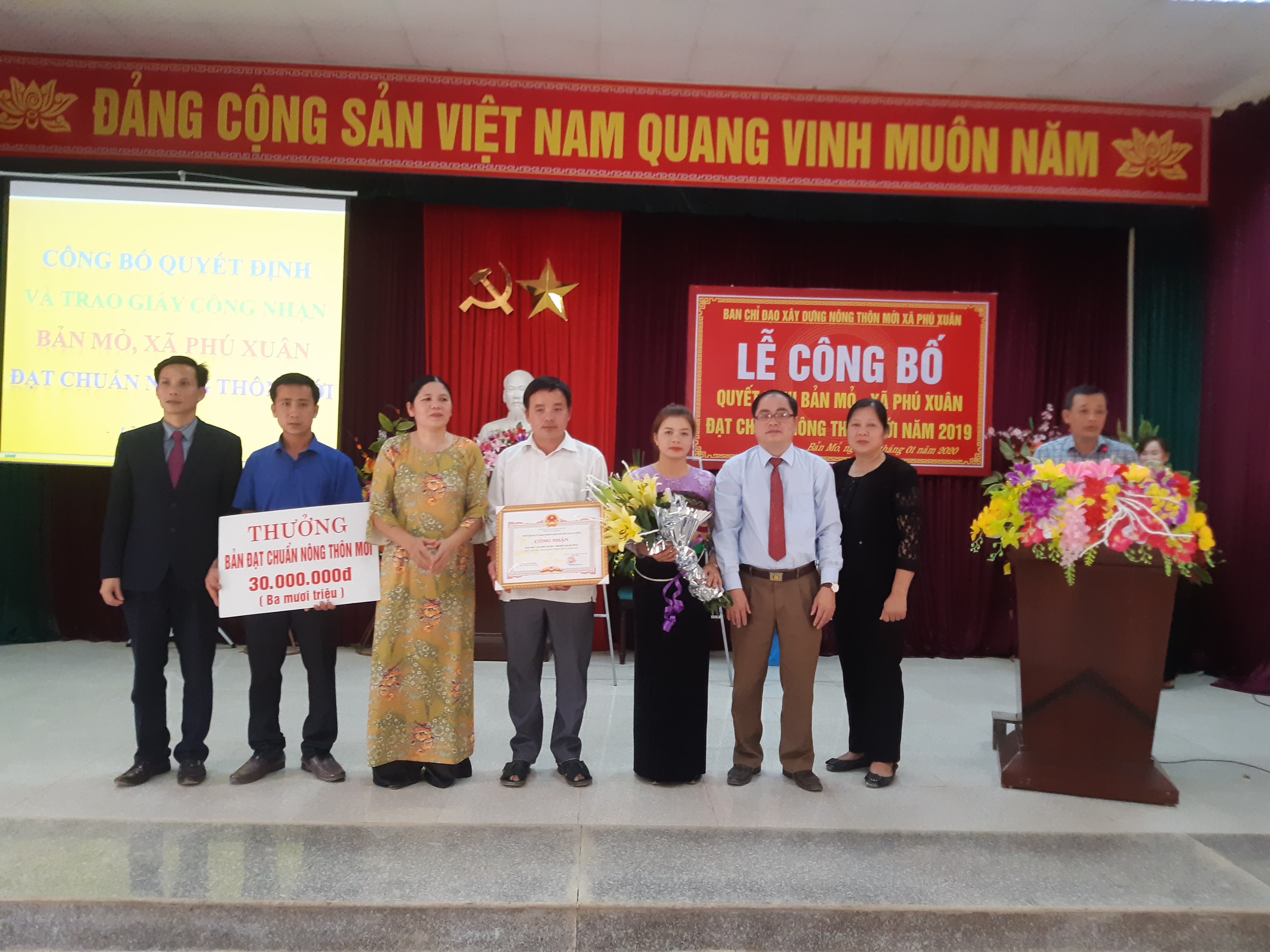 Công bố quyết định công nhận bản Mỏ đạt chuẩn nông thôn mới