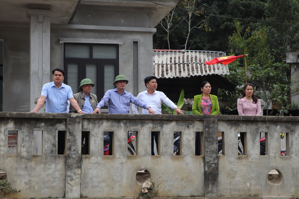 Thăm bản sài.jpg