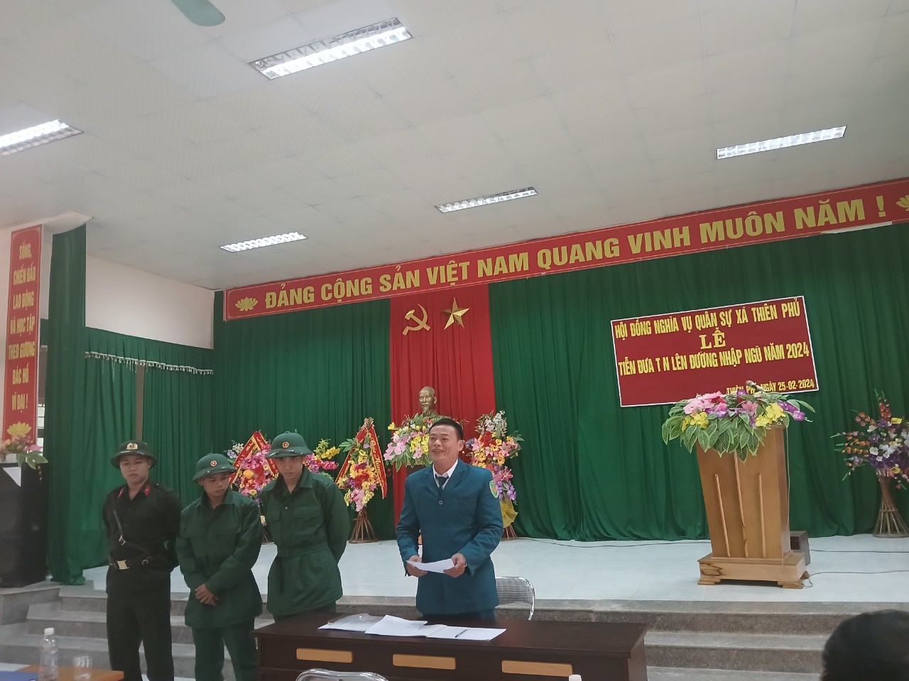 tiễn quân ký sổ vàng.jpg