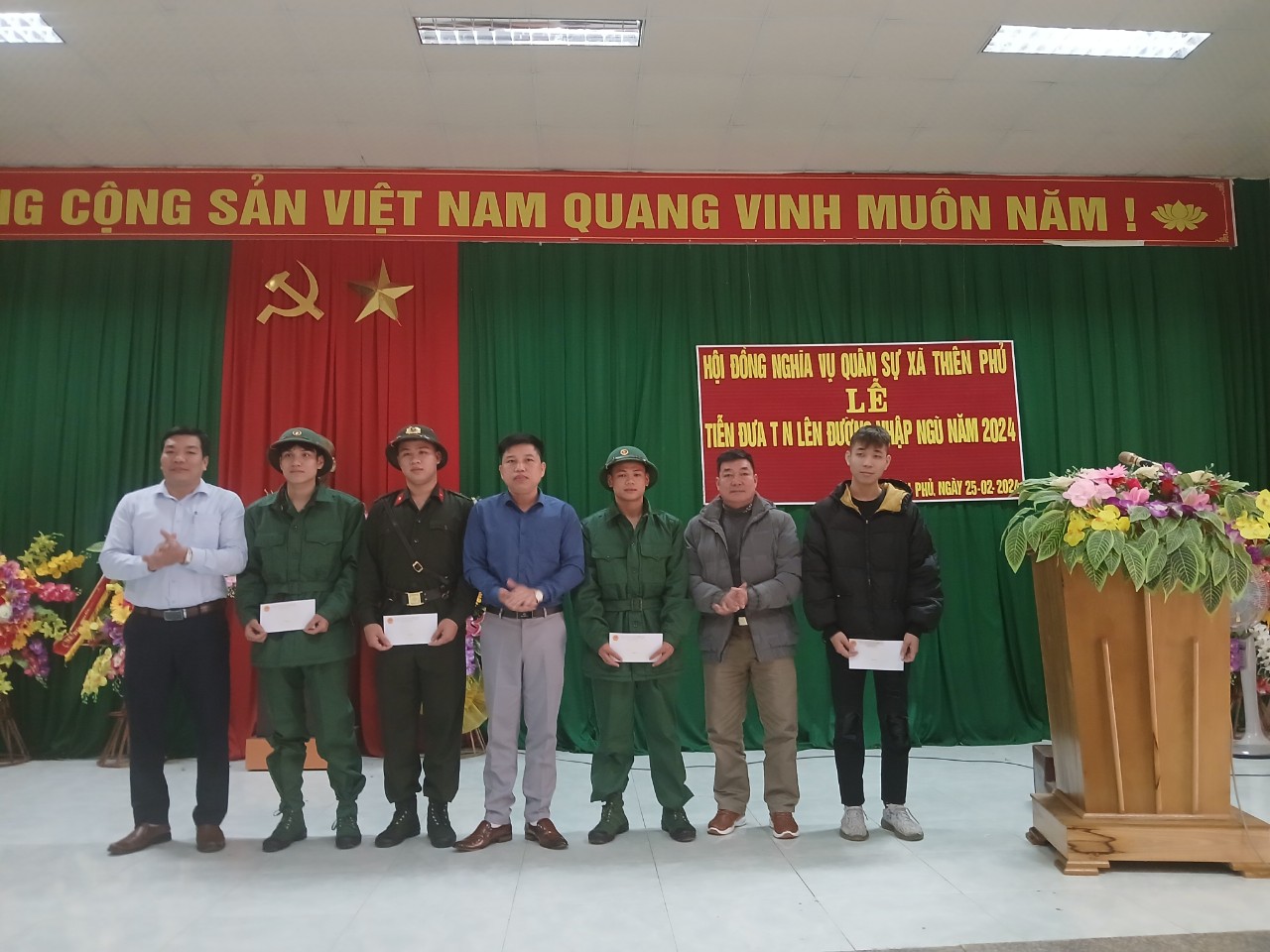 tiễn quân UB tạng quà.jpg