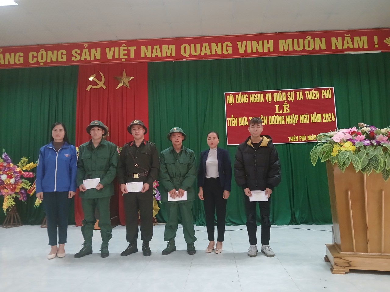 Tiễn Quân các đoàn thể tặng quà.jpg
