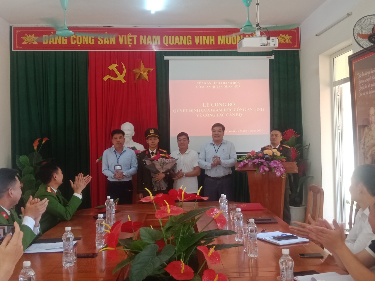LĐ xã chúc mừng.jpg