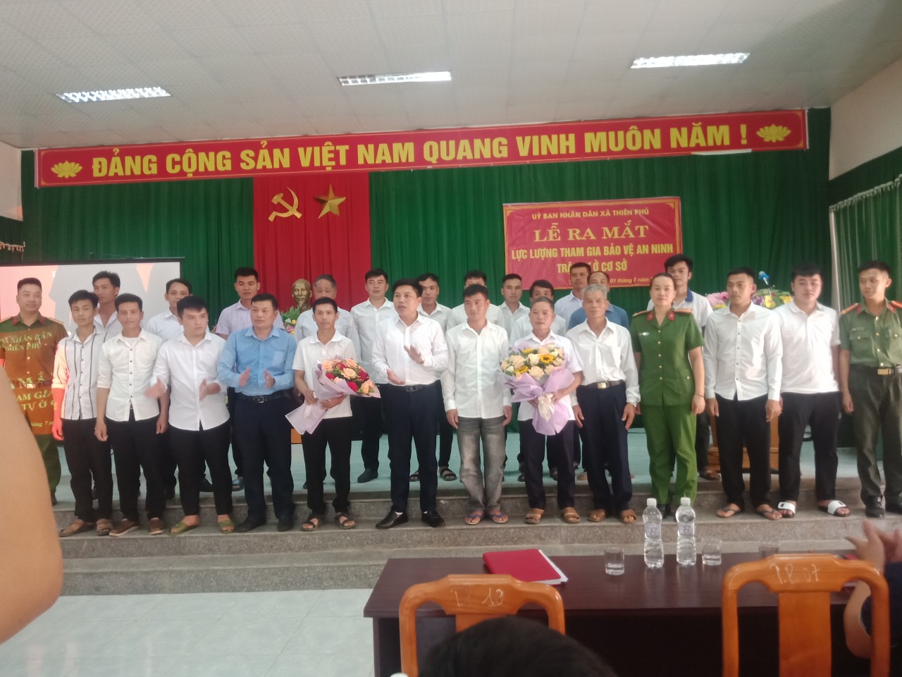 Lễ r mắt tặng hoa.jpg