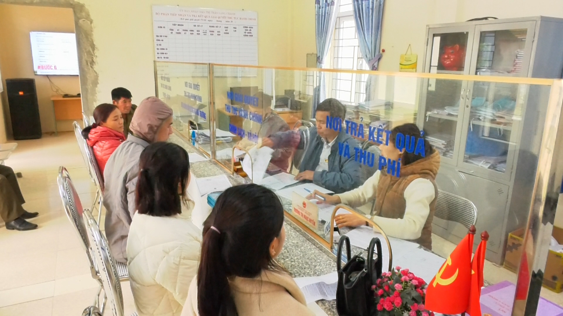 Hoạt động giải quyết thủ tục hành chính tại Thị trấn Lang Chánh đã giúp người dân tiếp cận dịch vụ được nhanh nhất, tiết kiệm được thời gian và chi phí đi lại.