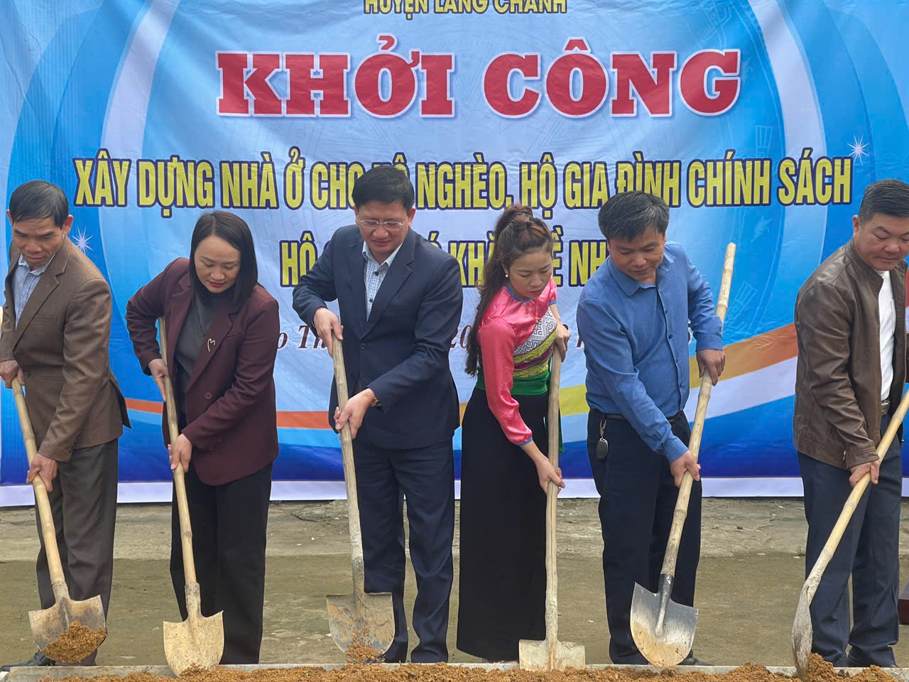 Phó Chủ tịch UBND huyện Đỗ Văn Cường dự lễ khởi công và trao biển hỗ trợ xây dựng nhà ở tại xã Giao Thiện