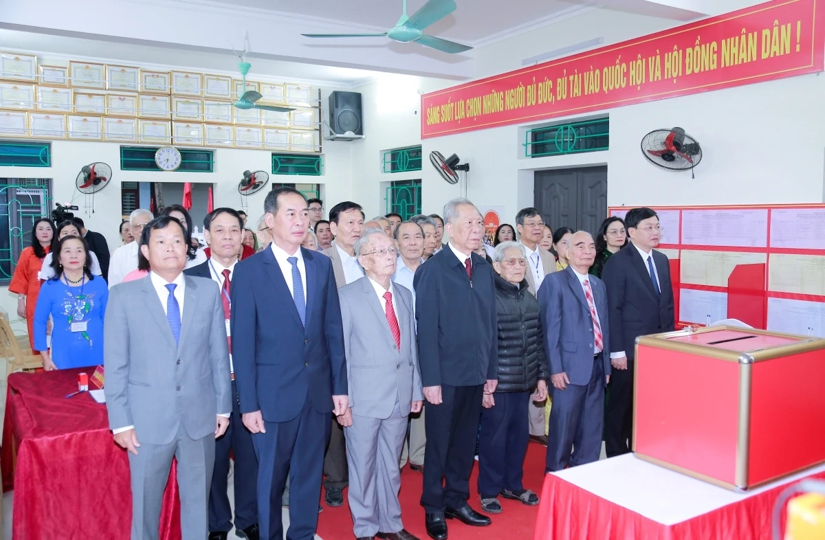Phó Bí thư Tỉnh ủy, Chủ tịch Ủy ban MTTQ tỉnh Trịnh Tuấn Sinh dự lễ khai mạc và bỏ phiếu bầu cử tại Nhà văn hóa Tổ dân phố Đội Cung 3, 4