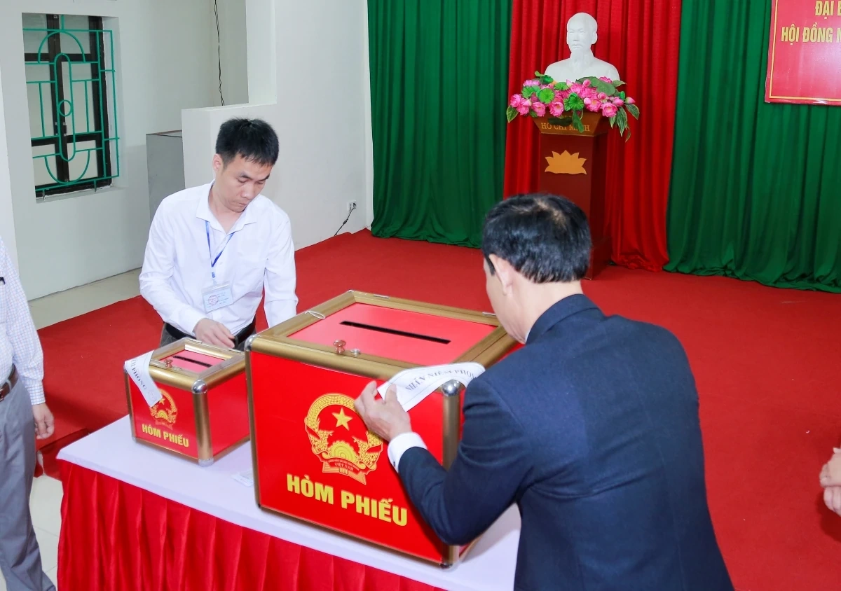 Phó Bí thư Tỉnh ủy, Chủ tịch Ủy ban MTTQ tỉnh Trịnh Tuấn Sinh dự lễ khai mạc và bỏ phiếu bầu cử tại Nhà văn hóa Tổ dân phố Đội Cung 3, 4
