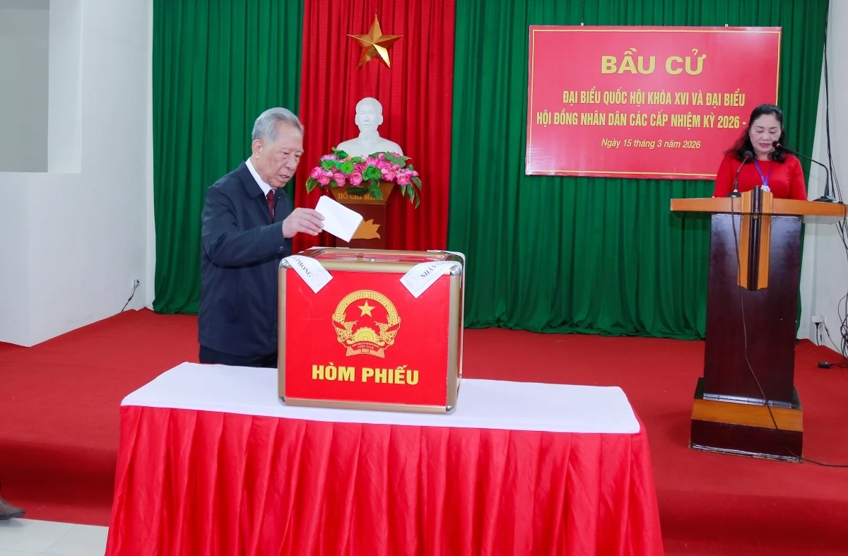 Phó Bí thư Tỉnh ủy, Chủ tịch Ủy ban MTTQ tỉnh Trịnh Tuấn Sinh dự lễ khai mạc và bỏ phiếu bầu cử tại Nhà văn hóa Tổ dân phố Đội Cung 3, 4