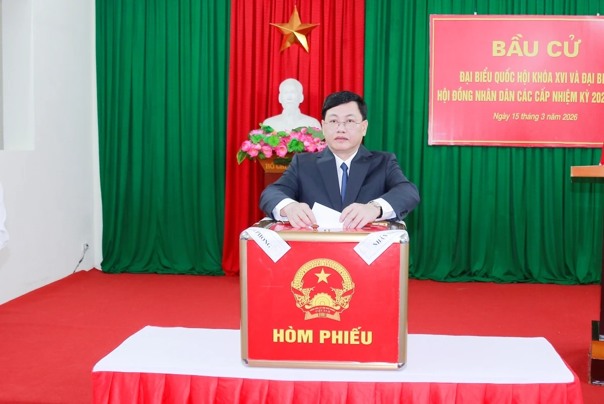 Phó Bí thư Tỉnh ủy, Chủ tịch Ủy ban MTTQ tỉnh Trịnh Tuấn Sinh dự lễ khai mạc và bỏ phiếu bầu cử tại Nhà văn hóa Tổ dân phố Đội Cung 3, 4