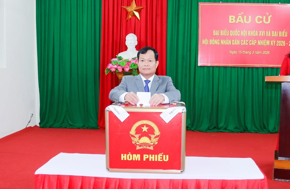 Phó Bí thư Tỉnh ủy, Chủ tịch Ủy ban MTTQ tỉnh Trịnh Tuấn Sinh dự lễ khai mạc và bỏ phiếu bầu cử tại Nhà văn hóa Tổ dân phố Đội Cung 3, 4