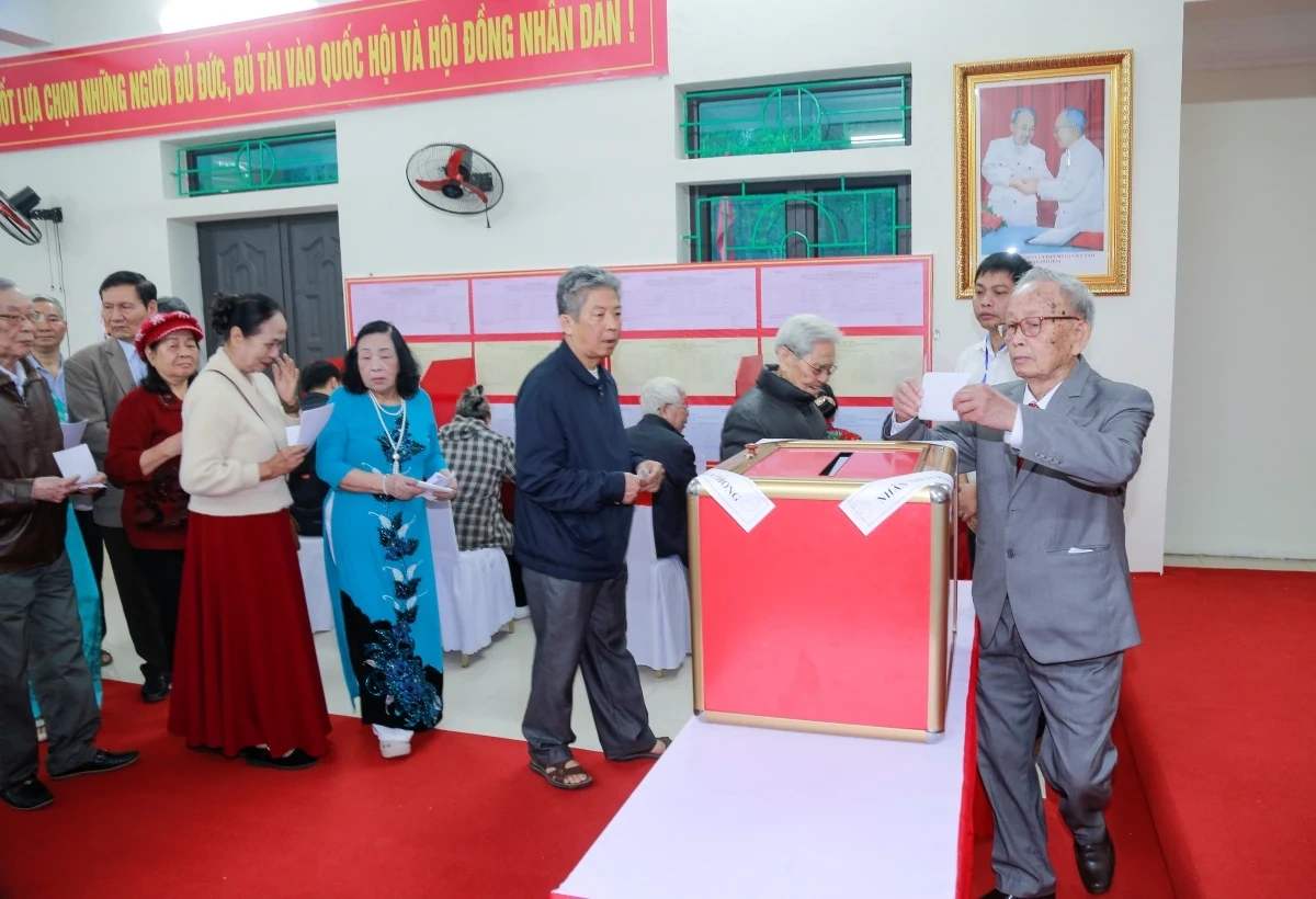 Phó Bí thư Tỉnh ủy, Chủ tịch Ủy ban MTTQ tỉnh Trịnh Tuấn Sinh dự lễ khai mạc và bỏ phiếu bầu cử tại Nhà văn hóa Tổ dân phố Đội Cung 3, 4
