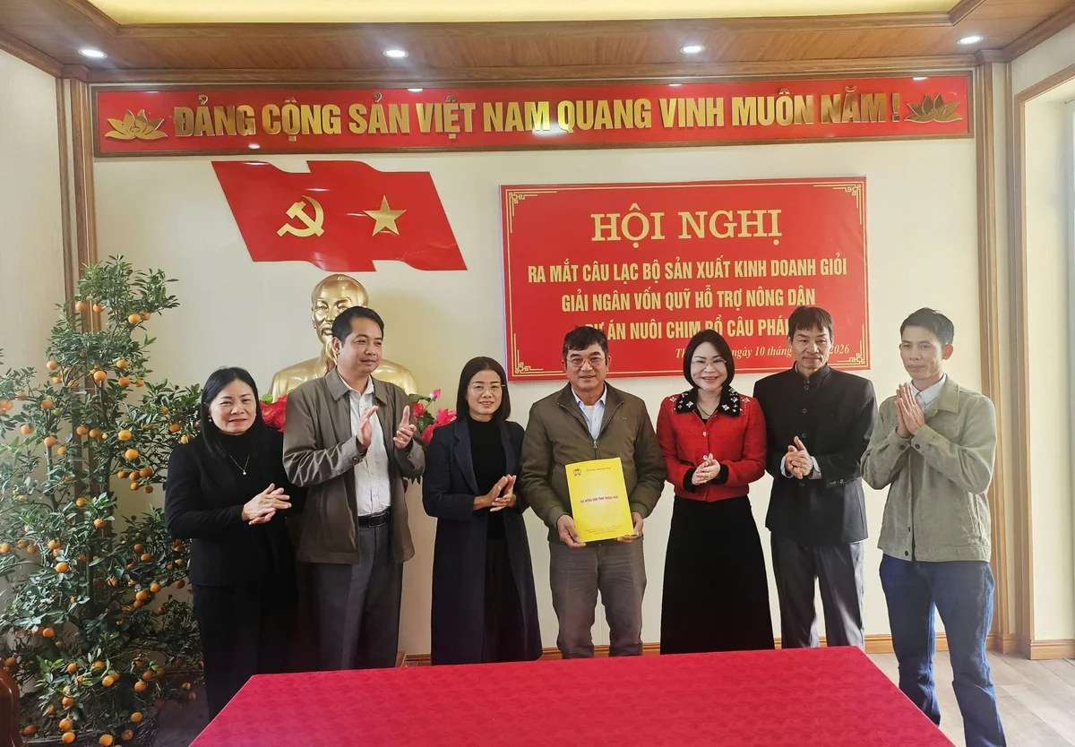 Giải ngân vốn Quỹ Hỗ trợ nông dân và ra mắt Câu lạc bộ Nông dân sản xuất kinh doanh giỏi Thạch Bình. Ảnh: Hội Nông dân.
