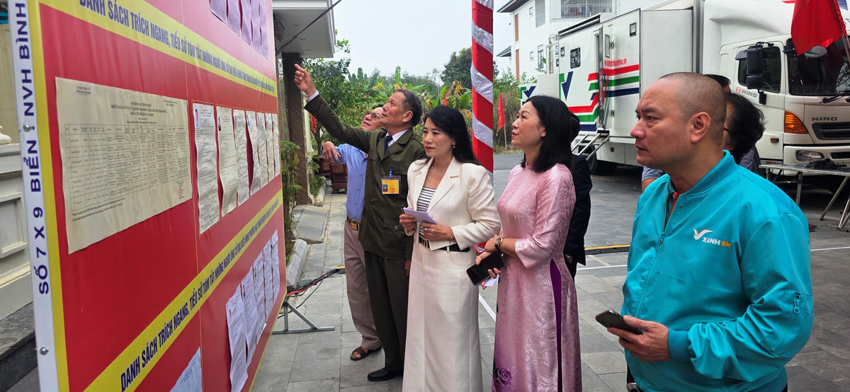 Ngay từ sáng sớm, các cử tri đã có mặt tại các điểm bầu cử để tìm hiểu, rà soát lại một lần nữa trước khi chính thức tự tay bỏ những lá phiếu của mình. Ảnh: Nguyễn Chung.