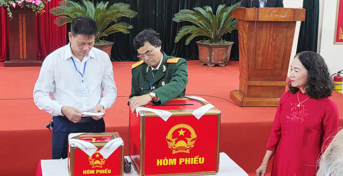 Hòm phiếu được kiểm tra và niêm phong trước giờ 