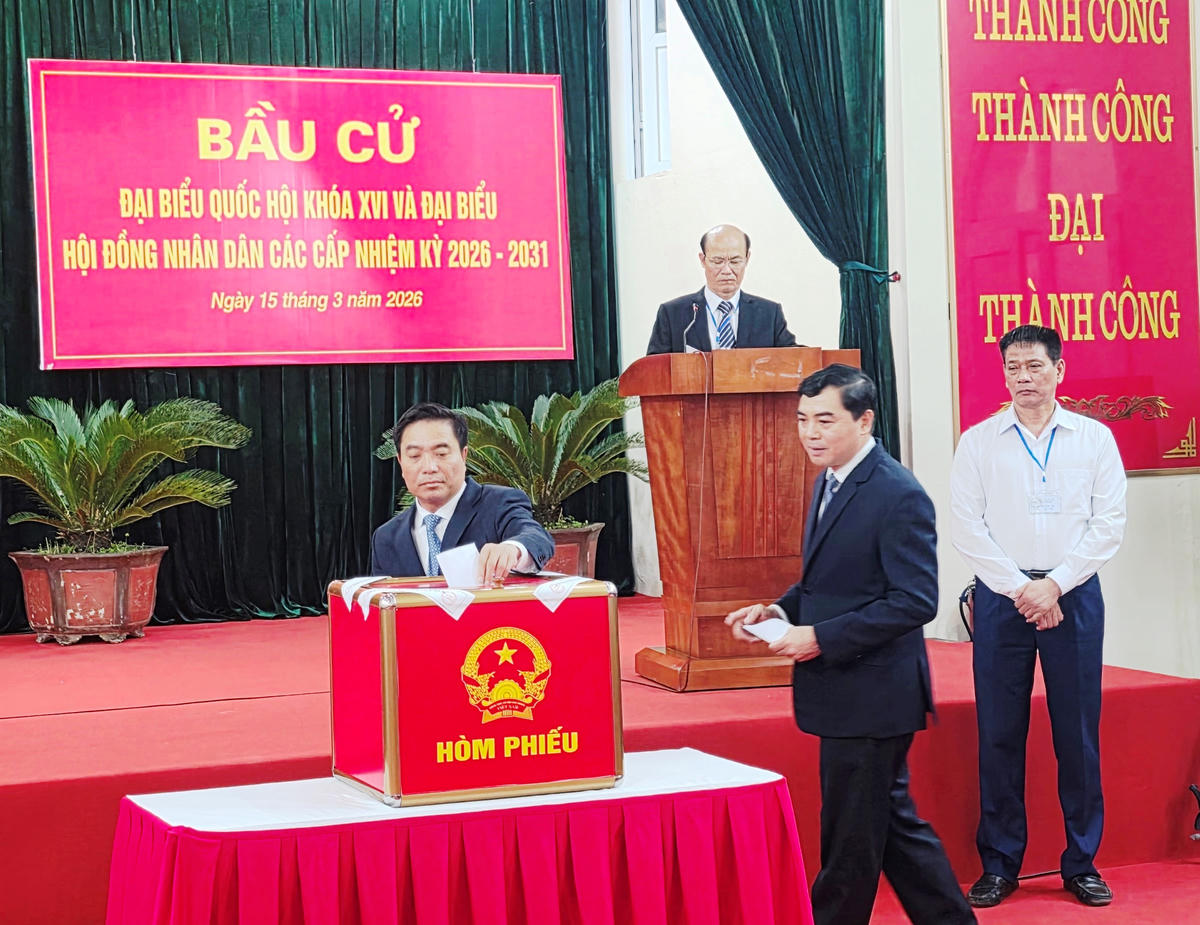 Bí thư Tỉnh ủy Nguyễn Doãn Anh, Chủ tịch UBND tỉnh Thanh Hóa là những người bỏ những lá phiếu đầu tiên tại tổ bầu cử số 58, tổ dân phố Bình Minh. Ảnh: Nguyễn Chung.