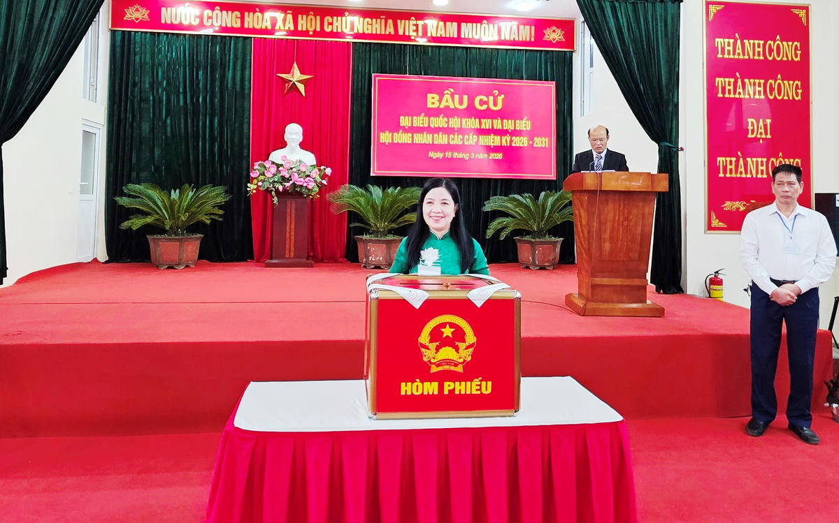 Bà Phạm Thị Thanh Thủy, Chủ nhiệm Ủy ban Kiểm tra Tỉnh ủy Thanh Hóa cùng các cử tri tại khu phố Bình Minh thực hiện quyền và nghịa vụ công dân của mình tại tổ bầu cử số 58, phường Hạc Thành. Ảnh: Nguyễn Chung. 