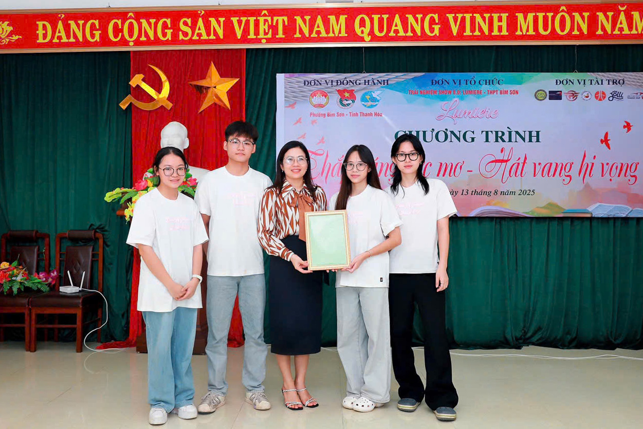 Mẹ đỡ đầu tiếp thêm động lực cho con trong dịp khai giảng năm học mới- Ảnh 6.